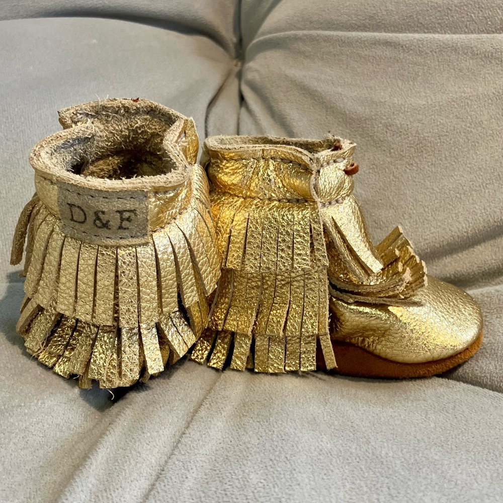 Duchess and Fox Leather (D&F HANDMADE) gold baby moccasins Size 1 NEW $74.00